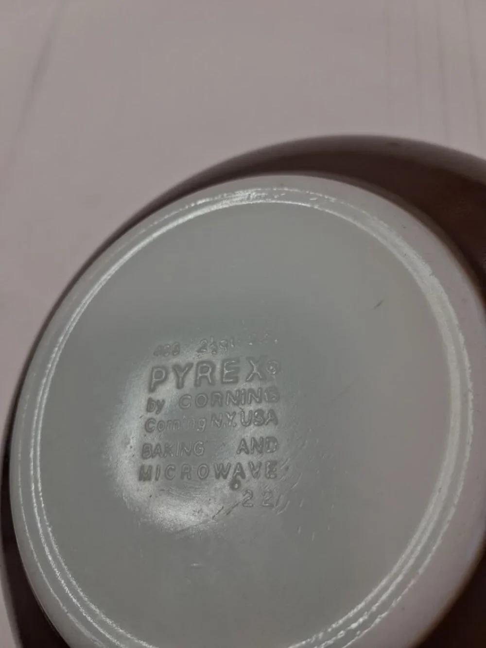 Vintage PYREX 403 Woodland 2 1/2 Quart Mixing Bowl by Corning. Brown and White